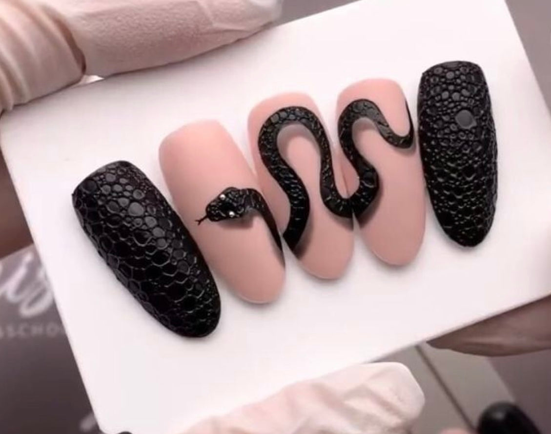 284. Serpent sur 3 ongles