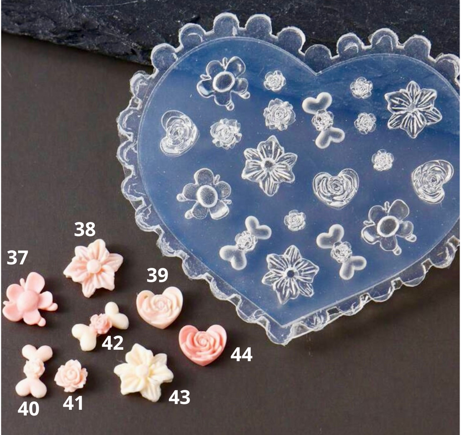 37 à 46. Moule fleurs